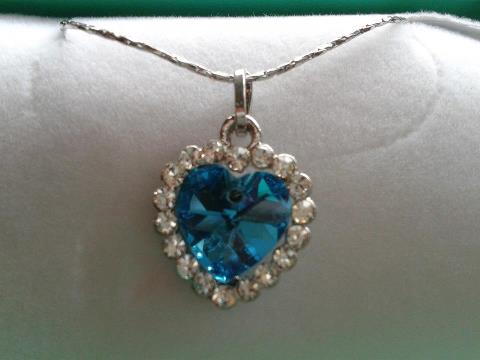 STUNNING TURQUOISE BLUE CRYSTAL SURROUNDED BY CLEAR CRYSTAL NECKLACE, SPARKLES LIKE DIAMONDS...ONLY £10-99
