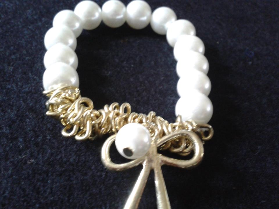 GET NOTICED WITH THIS PEARL AND GOLD TRIM BRACELET...LOOKS FAB ON! ONLY £ 7-99!